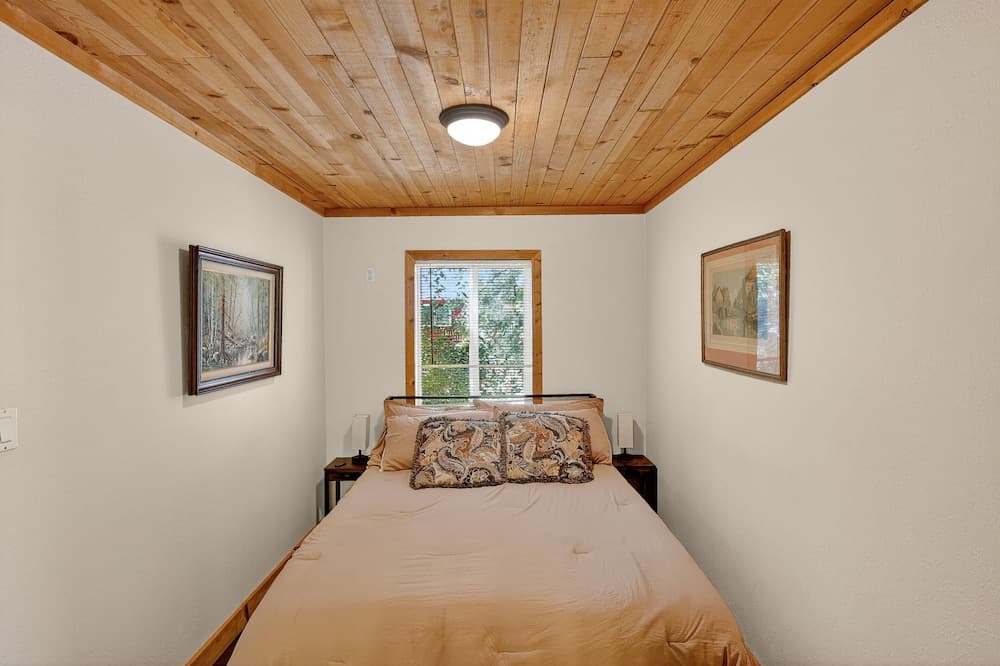 Rouge Cobb Mountain Hotel - Cabin 1 property views in Cobb, CA — gallery photo 3