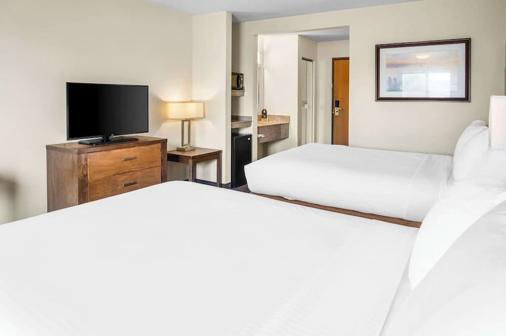 White Pines Inn & Suites gallery photo in Holland, MI — image 7