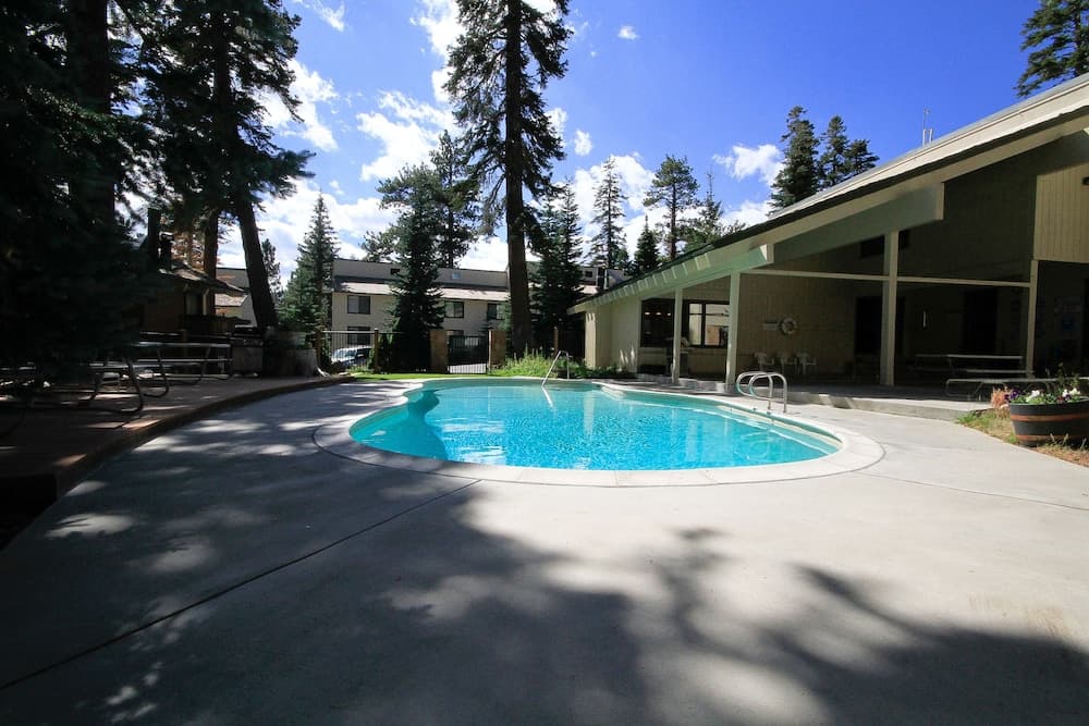 Discovery 4 interior in Mammoth Lakes, CA — gallery photo 2