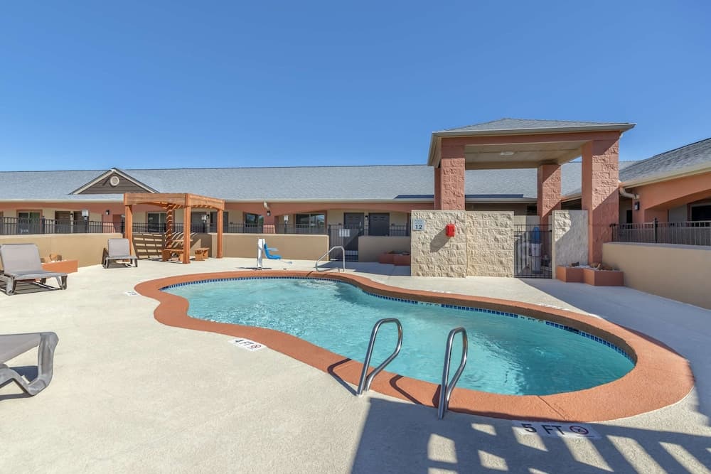 Best Western Windwood Inn & Suites property views in Freer, TX — gallery photo 3