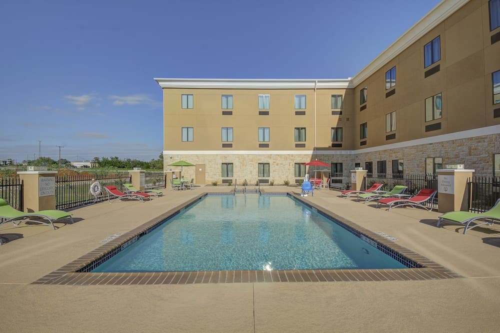 Holiday Inn Express & Suites Carrizo Springs by IHG interior in Carrizo Springs, TX — gallery photo 2