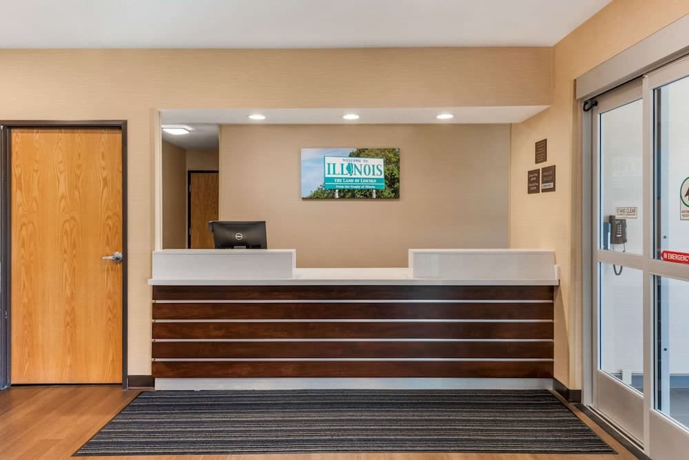 Comfort Inn & Suites near Route 66 interior in Lincoln, IL — gallery photo 2