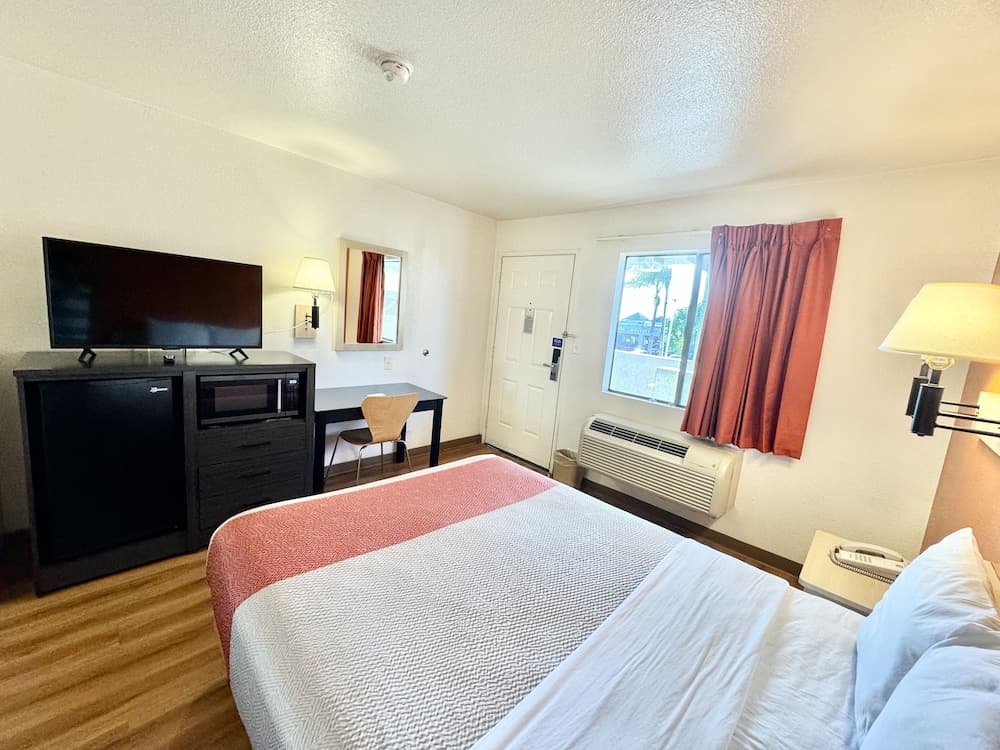 Studio 6 Suites – Bellflower, Ca - Los Angeles interior in Bellflower, CA — gallery photo 2