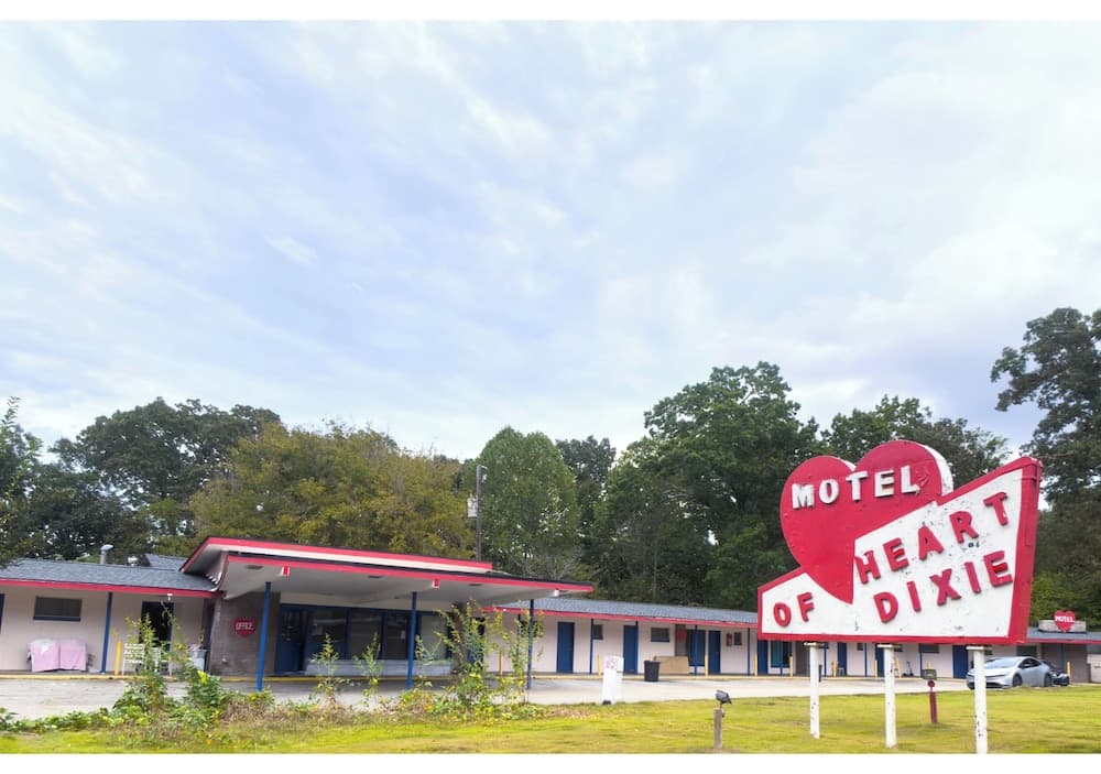 Hotel O Heart of Dixie Dadeville AL HWY 280 featured exterior or lobby in Dadeville, AL — similar hotel