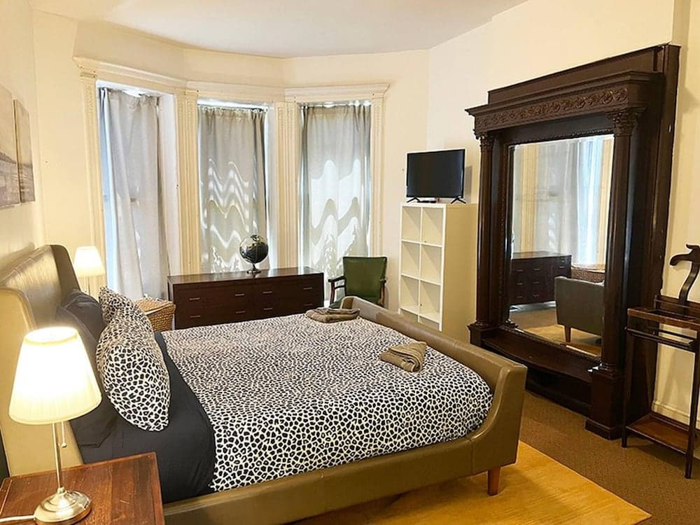Lovely two Bedroom With Patio! property views in Brooklyn, NY — gallery photo 3