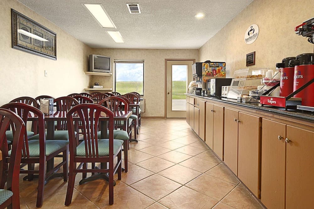 Super 8 by Wyndham Rayville interior in Rayville, LA — gallery photo 2