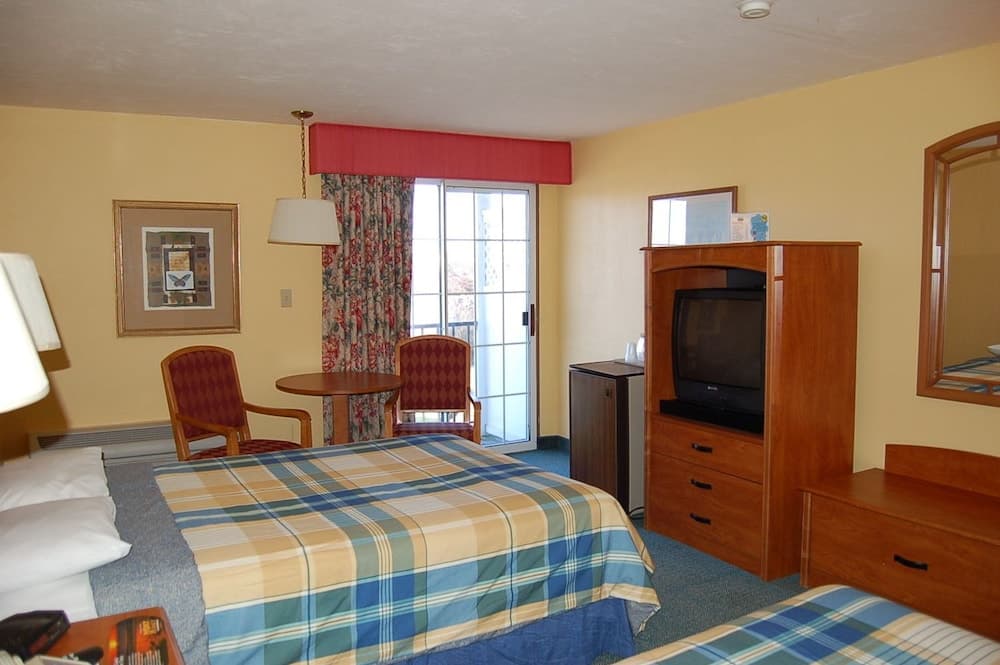 Uncommoner Hotel by Reverie Boutique Collection interior in West Yarmouth, MA — gallery photo 2