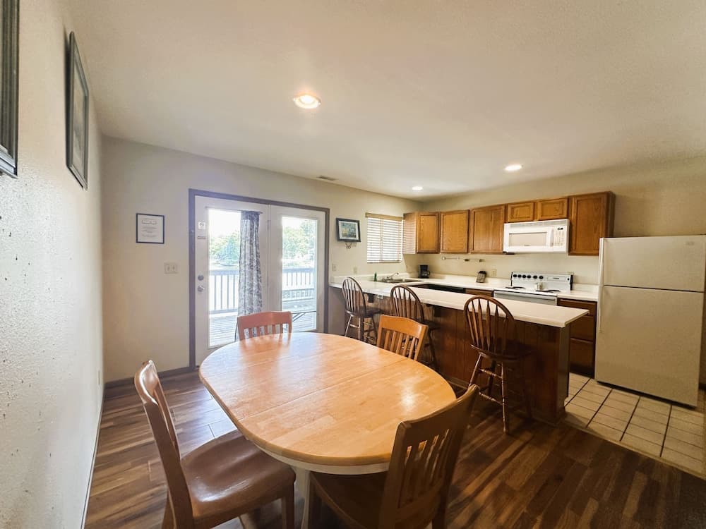 Alhonna Resort LLC interior in Lake Ozark, MO — gallery photo 2