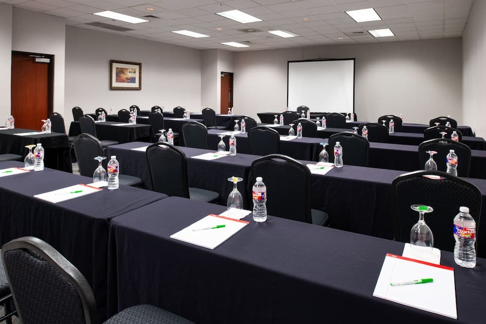 Holiday Inn Hotel & Suites Beaumont Plaza (I-10 & Walden) by IHG gallery photo in Beaumont, TX — image 9