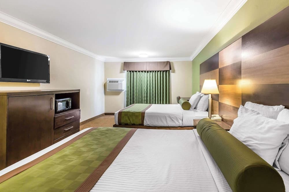 Rodeway Inn & Suites Canyon Lake-Menifee West gallery photo in Menifee, CA — image 20