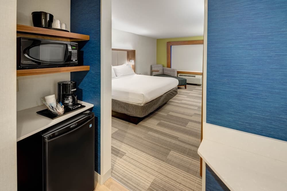 Holiday Inn Express Woodbridge by IHG interior in Avenel, NJ — gallery photo 2