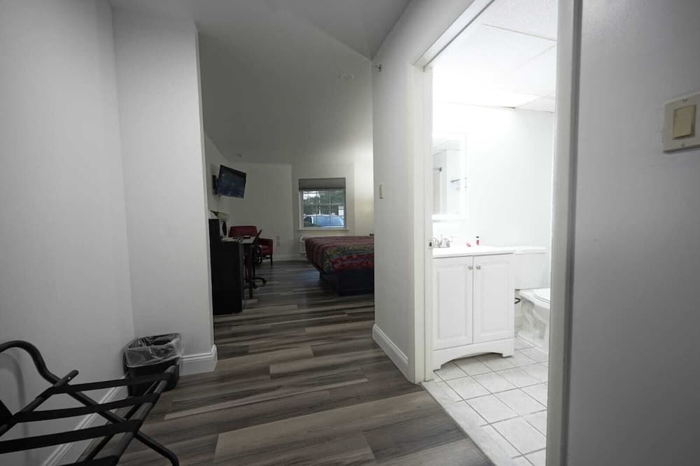 Greenwoods Inn & Suites property views in Berlin, NJ — gallery photo 3