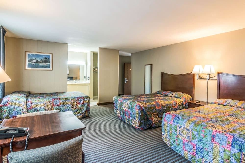 Rodeway Inn Regalodge property views in Glendale, CA — gallery photo 3