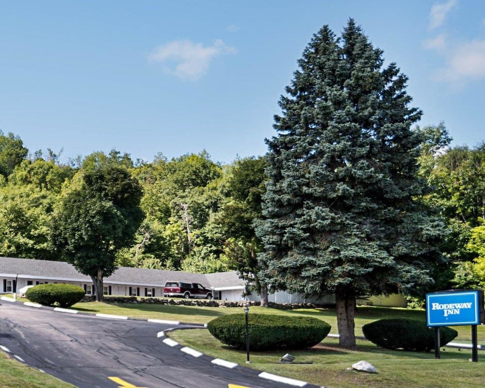 Econo Lodge property views in Westminster — gallery photo 3