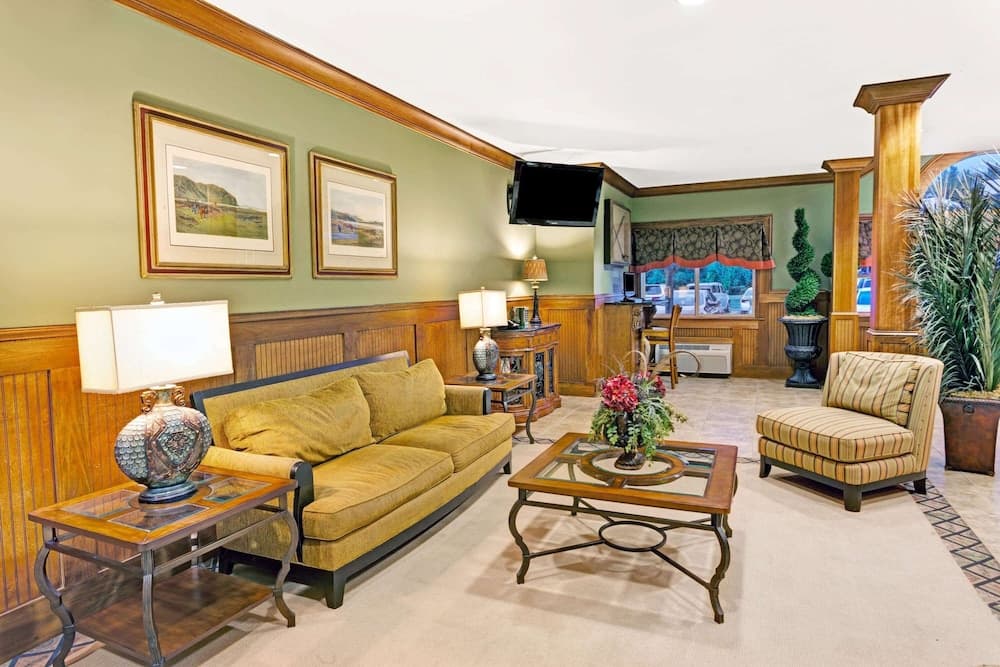 Microtel Inn & Suites by Wyndham Woodstock/Atlanta North interior in Woodstock, GA — gallery photo 2