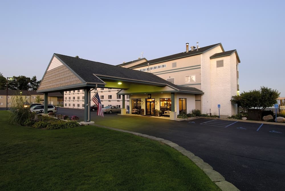 Dunes Waterfront Resort featured exterior or lobby in Mears, MI — similar hotel