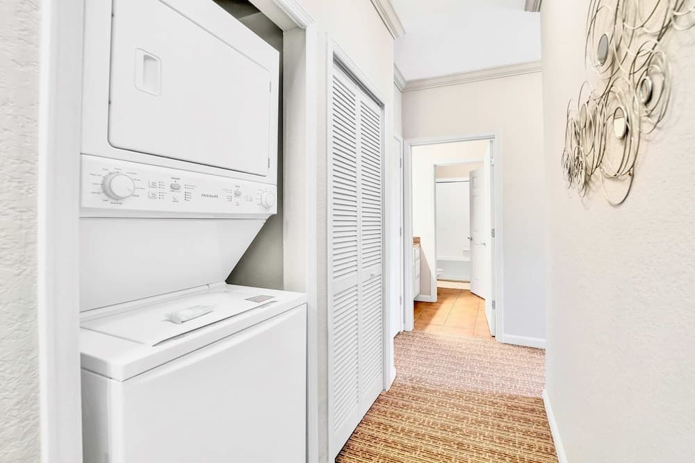 Modern 2BR Condo w Private Patio7 min to Disney interior in Winter Garden, FL — gallery photo 2