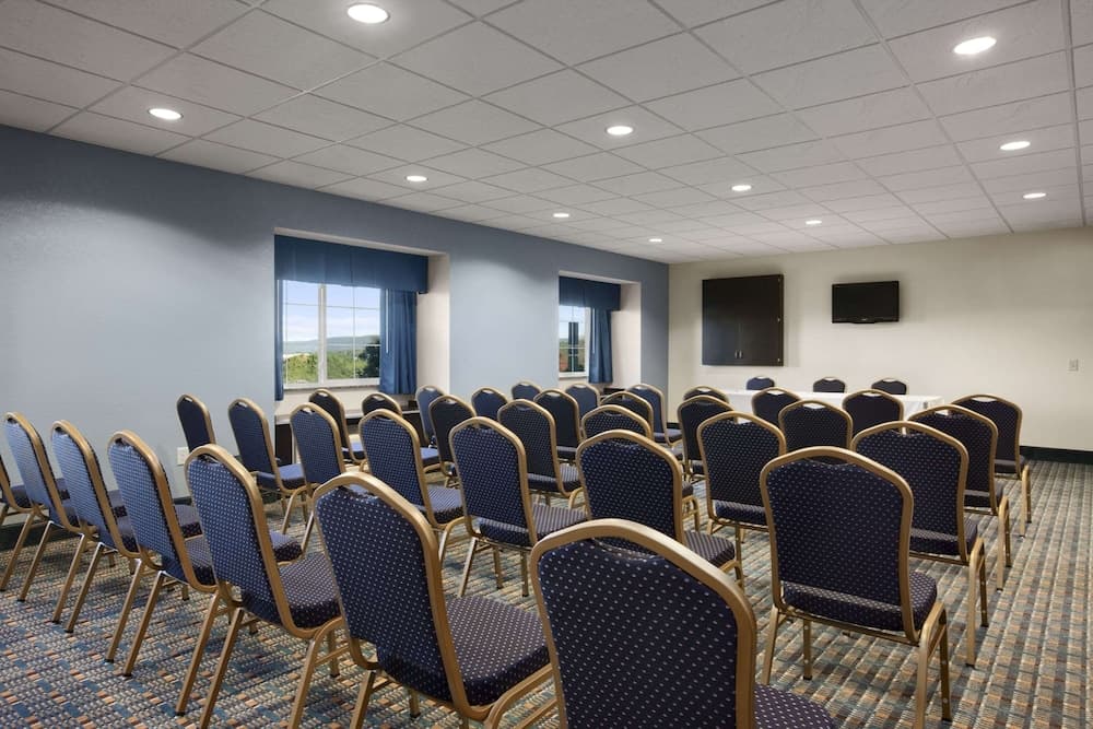 Spark by Hilton Wilkes Barre interior in Wilkes-Barre, PA — gallery photo 2