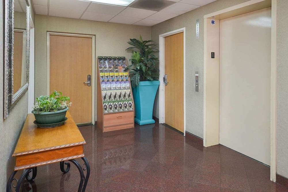 H3 Inn & Suites - LAX Airport - Los Angeles property views in Inglewood, CA — gallery photo 3