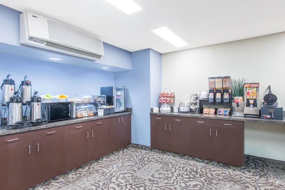 Microtel Inn & Suites by Wyndham Seneca Falls gallery photo in Waterloo — image 6