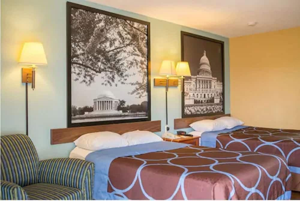 Super 8 by Wyndham Alexandria/Washington D.C. Area interior in Alexandria, VA — gallery photo 2