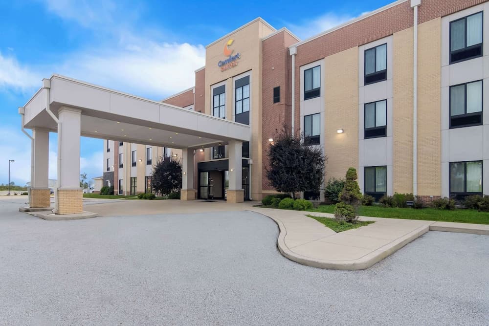 Comfort Suites Rensselaer near Fair Oaks featured exterior or lobby in Rensselaer, IN — similar hotel