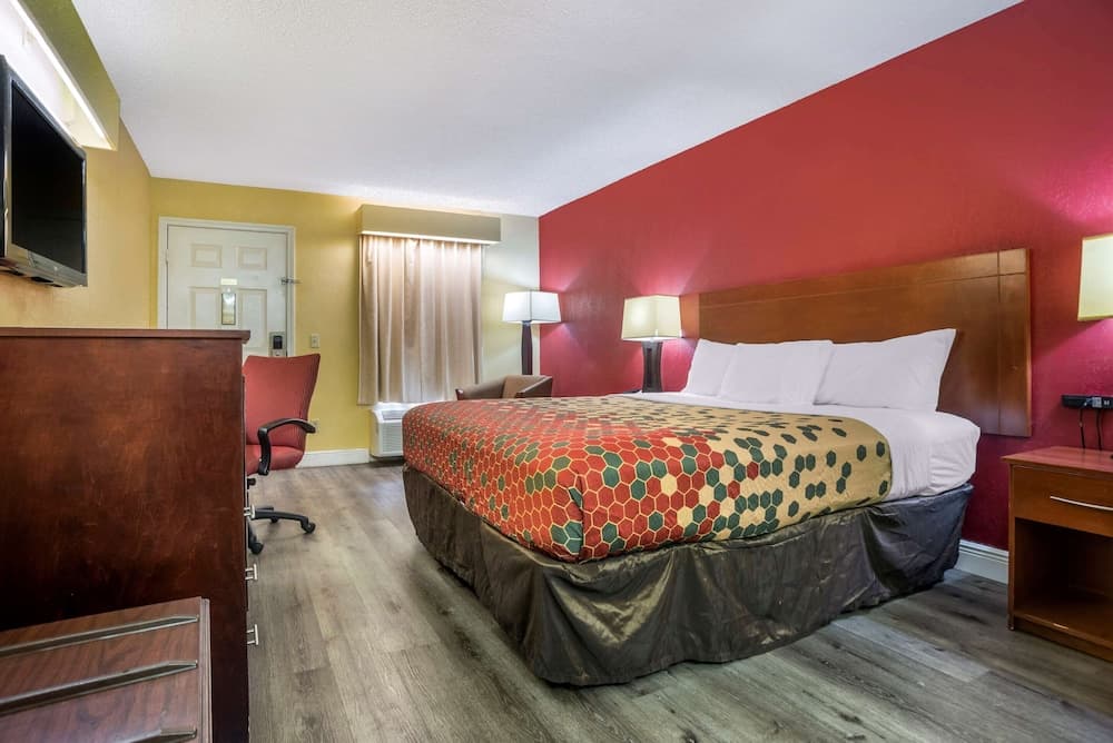 Econo Lodge Tupelo Barnes Crossing interior in Tupelo, MS — gallery photo 2