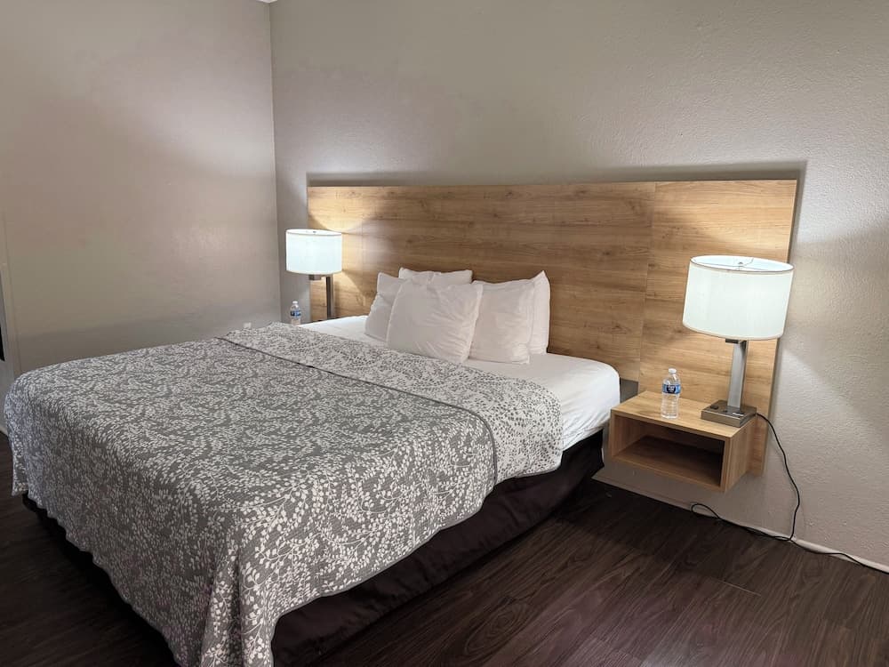 Edn Hotel Lincoln property views in Lincoln, IL — gallery photo 3