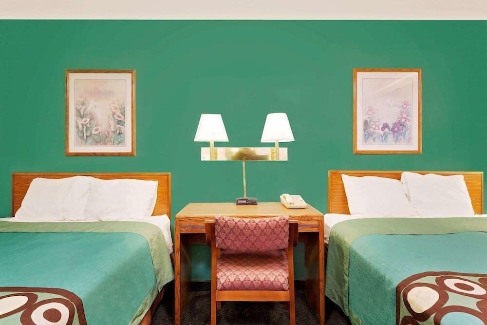 Super Inn interior in Carlisle, PA — gallery photo 2