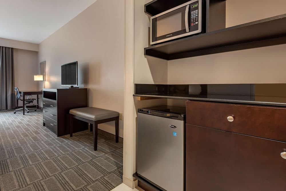 Best Western Plus The Hammondsport Hotel interior in Hammondsport, NY — gallery photo 2