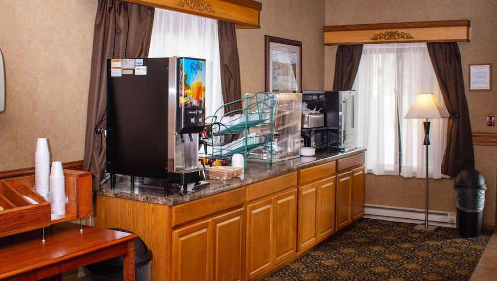 Magnuson Hotel Country Inn interior in Ishpeming, MI — gallery photo 2