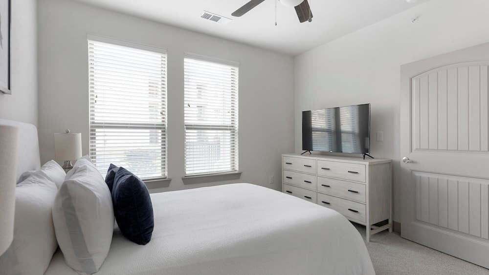 Landing Shadow Glen interior in Manor, TX — gallery photo 2