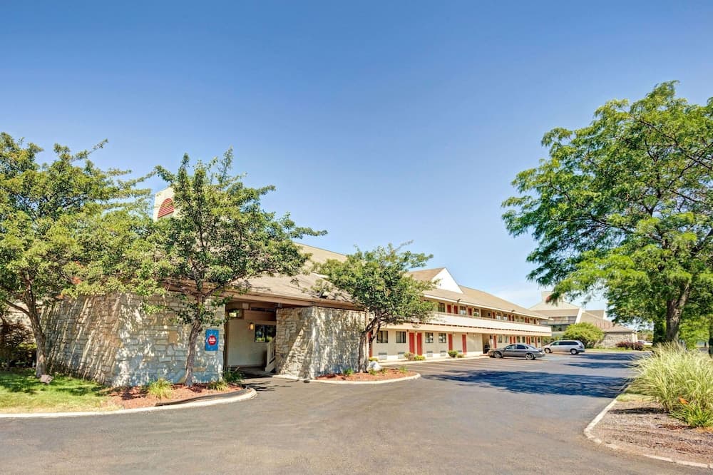 Days Inn & Suites by Wyndham Monroe featured exterior or lobby in Monroe, MI — similar hotel