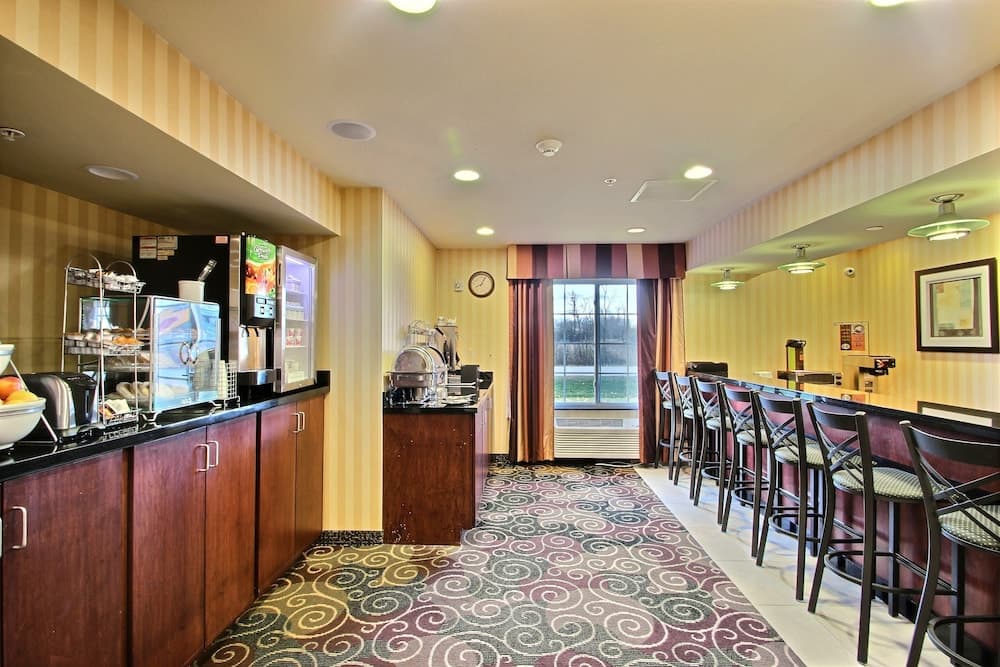 AmericInn by Wyndham Oshkosh gallery photo in Oshkosh, WI — image 14
