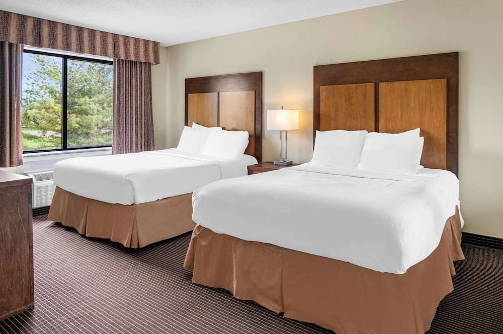 White Pines Inn & Suites interior in Holland, MI — gallery photo 2