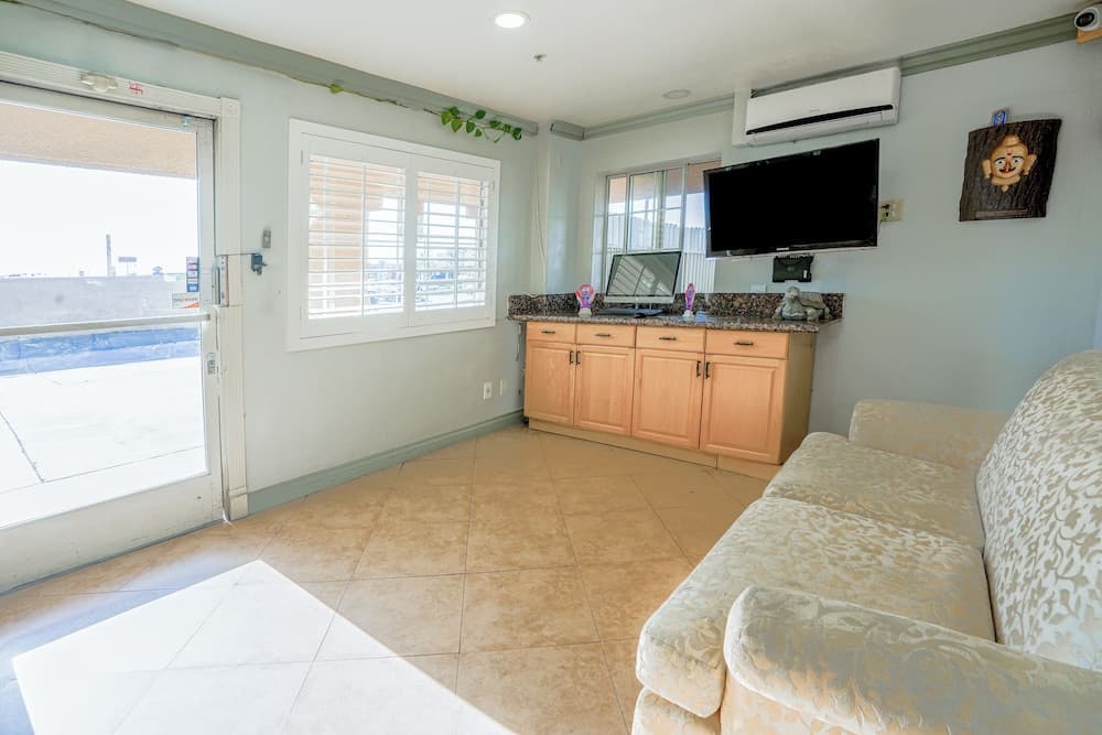 Day&Night Inn gallery photo in Hesperia, CA — image 5