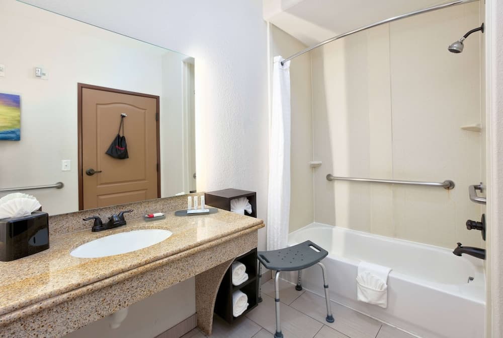 La Quinta Inn & Suites by Wyndham Dallas Grand Prairie South gallery photo in Grand Prairie, TX — image 13