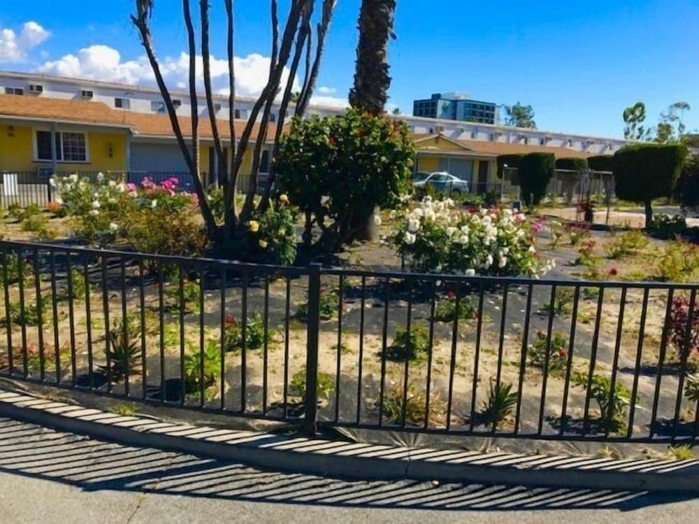 Sunshine Village Motel interior in Santa Ana, CA — gallery photo 2