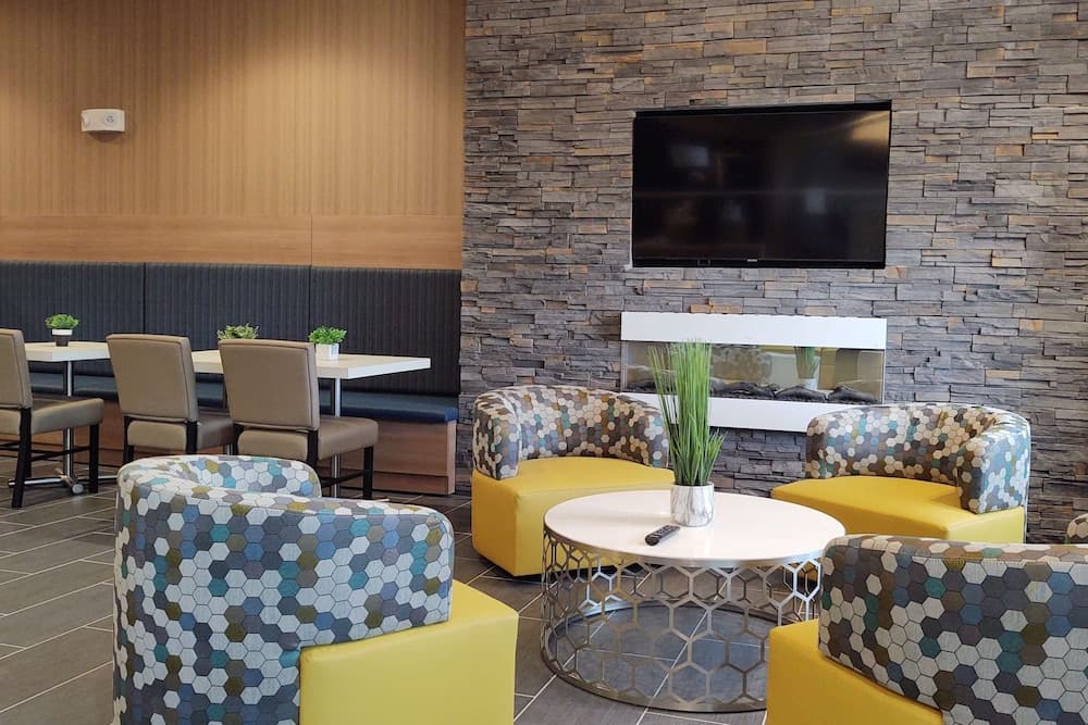 Microtel Inn & Suites by Wyndham Liberty/NE Kansas City Area interior in Liberty, MO — gallery photo 2