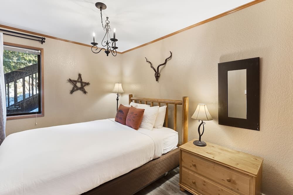 LOGE Alta Crystal interior in Enumclaw, WA — gallery photo 2