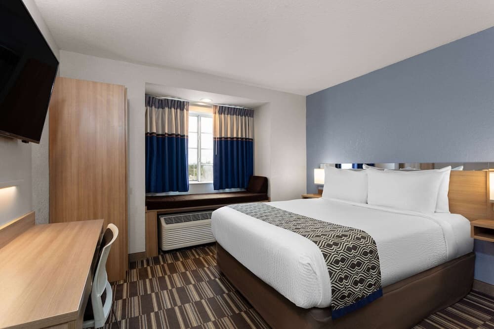Microtel Inn & Suites by Wyndham Zephyrhills interior in Zephyrhills, FL — gallery photo 2