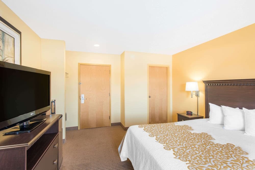 Days Inn by Wyndham Colchester Burlington property views in Colchester — gallery photo 3
