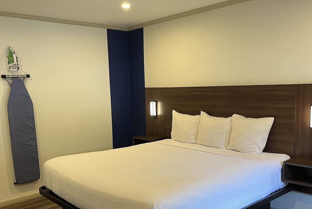 Travelodge By Wyndham Bainbridge featured exterior or lobby in Bainbridge, GA — similar hotel