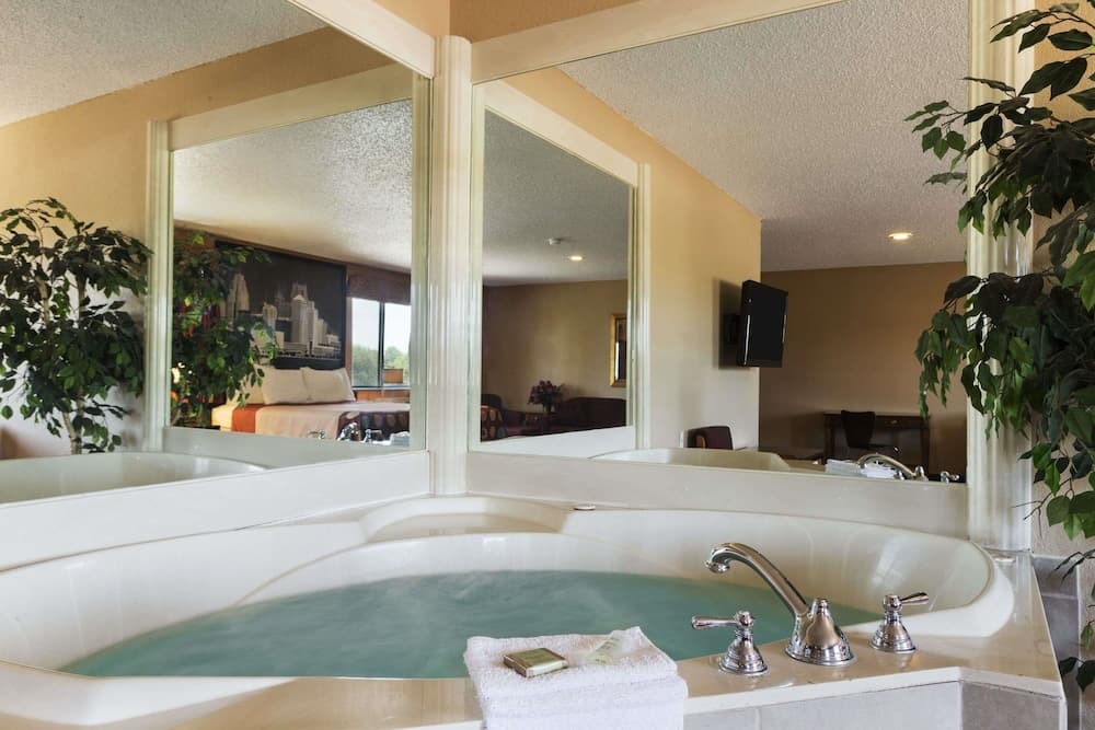 Super 8 by Wyndham Taylor/Detroit Area property views in Taylor, MI — gallery photo 3