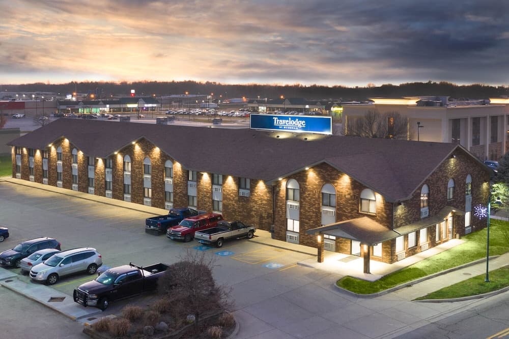 Travelodge by Wyndham Elkhart featured exterior or lobby in Elkhart, IN — similar hotel
