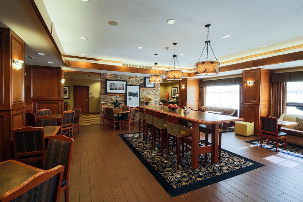 Hampton Inn Waterloo Cedar Valley interior in Waterloo, IA — gallery photo 2