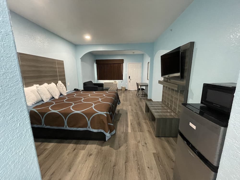 Super Stay Inn Humble IAH East property views in Humble, TX — gallery photo 3