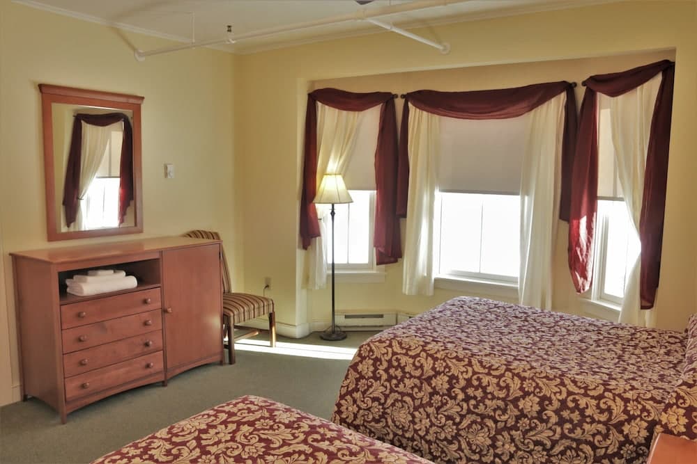 Silver Bay YMCA Inn and Conference Center interior in Silver Bay — gallery photo 2