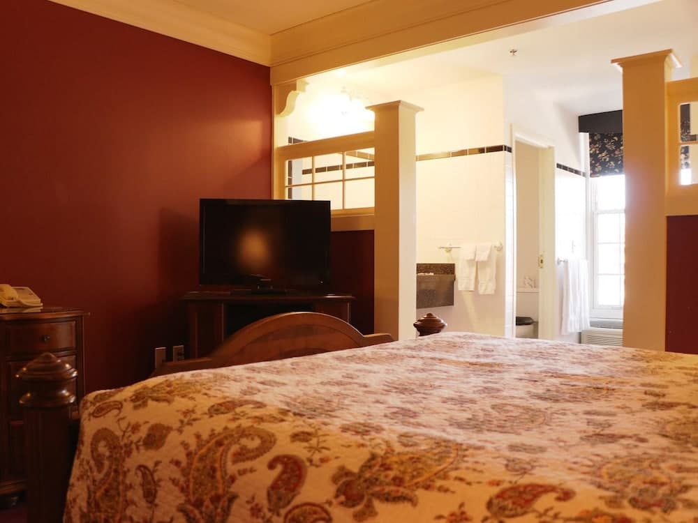 St. Brendan's Inn interior in Green Bay, WI — gallery photo 2