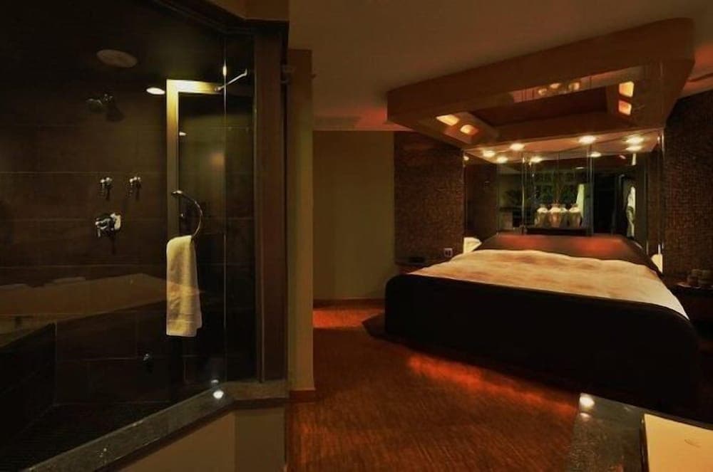 The Champagne Lodge & Luxury Suites interior in Willowbrook, IL — gallery photo 2